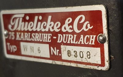 Die klassische Typschildbefestigung mit Kerbnägeln