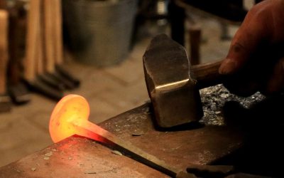 Schmieden für den Frieden: Setzen des Nagelkopfs mit dem Vorschlaghammer